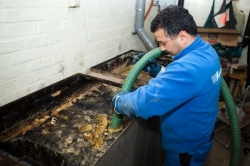 Een vetafscheider of vetput laat dus enkel het propere water doorvloeien naar de riolering, wat betekent dat alleen de vetten en het slib achterblijven.